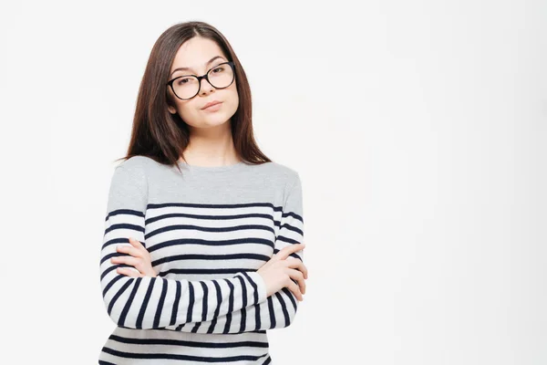 Seriös kvinna i glasögon och armarna vikta — Stockfoto