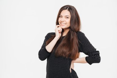 Gülümseyen kadın kameraya bakıyor.