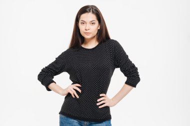 Kameraya bakarak güzel ciddi kadın