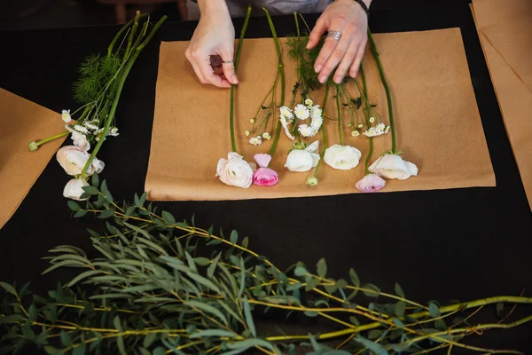 Handen van vrouw bloemist bloemen kiezen en maken van boquet — Stockfoto