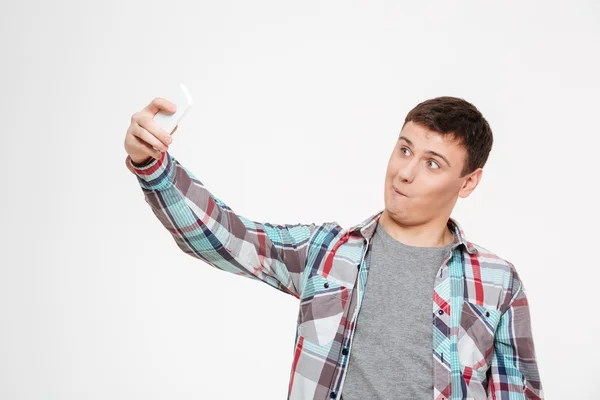 Hombre divertido haciendo foto selfie en el teléfono inteligente — Foto de Stock