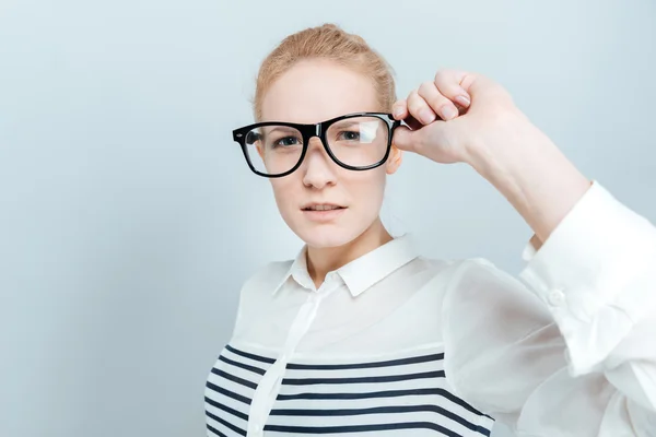 Mujer casual en gafas mirando a la cámara —  Fotos de Stock