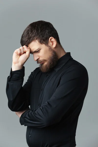 Man in het zwart shirt denken — Stockfoto