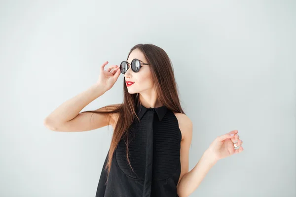 Femme attrayante avec des lunettes de soleil — Photo