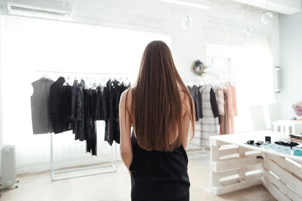 Mulher em pé na loja de roupas — Fotografia de Stock