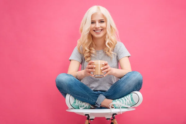 Mujer feliz sosteniendo el vaso con capuchino —  Fotos de Stock