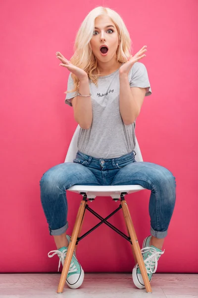 Femme charmante étonnante assise sur la chaise — Photo