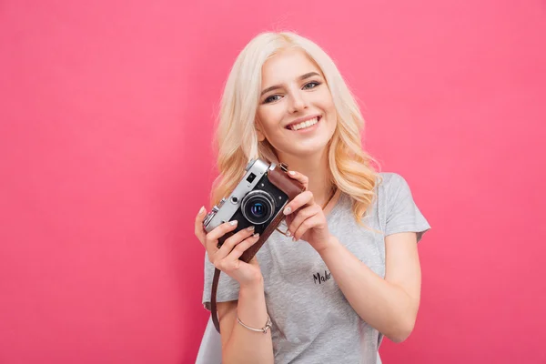 Charmante Frau posiert mit Fotokamera — Stockfoto