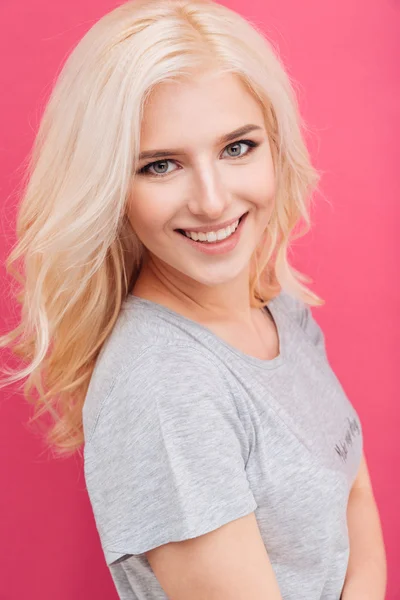 Woman looking at camera over pink background — Stock Photo, Image