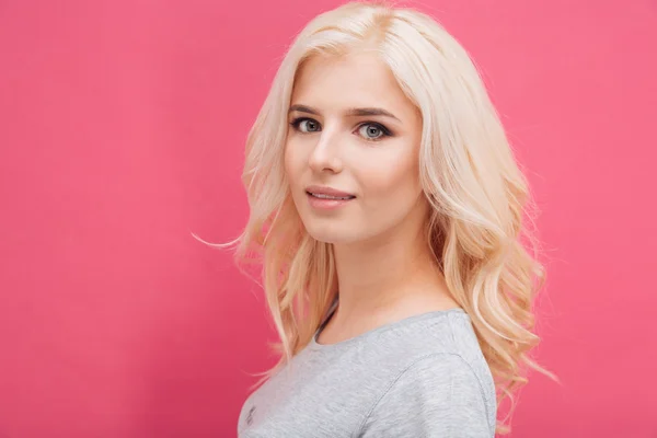 Charmiga blonda kvinnan tittar på kameran — Stockfoto