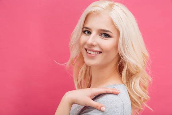 Lächelnde schöne Frau, die in die Kamera schaut — Stockfoto