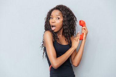 Retro telefon tüp tutan afro Amerikan kadın hayran