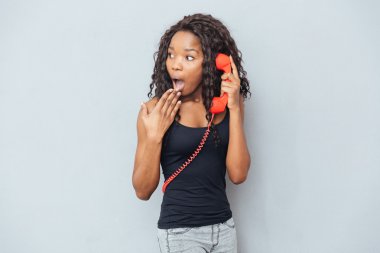 Retro telefon tüp üzerinde konuşmak ve uzak arayan kadın