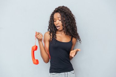 Retro telefon tüp tutan üzgün kadın 