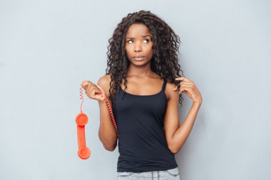 Retro telefon tüp tutarak ve uzağa arıyorsunuz dalgın kadın