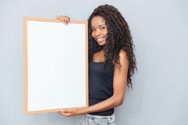 Gülümseyen afro Amerikan kadın Pano gösterilen