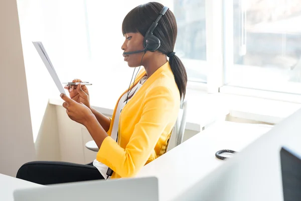 Affärskvinna på callcenter — Stockfoto