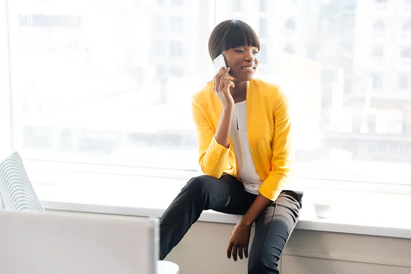 Zakenvrouw in gesprek aan de telefoon in office — Stockfoto