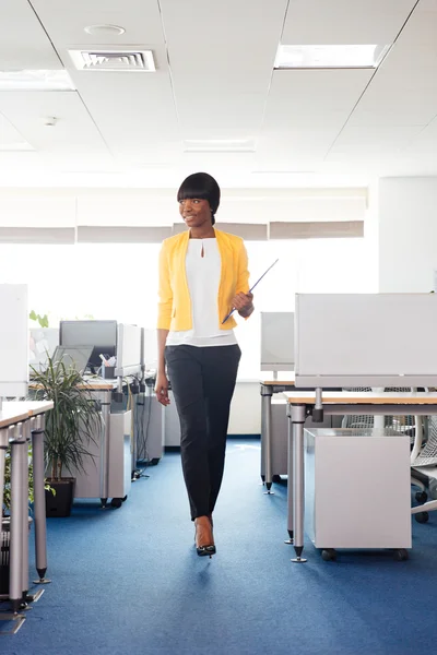 Mujer afro americana feliz caminando en la oficina —  Fotos de Stock