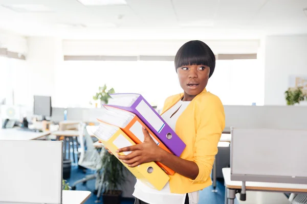 Businesswoman holding folders in office — Stock Photo, Image