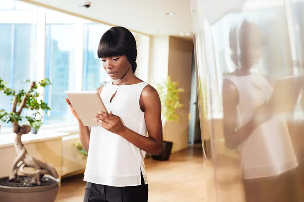 Businesswoman za pomocą tabletu w biurze — Zdjęcie stockowe