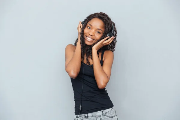 Afroamerikanerin hört Musik über Kopfhörer — Stockfoto