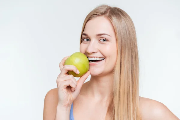 Fröhliche Frau mit Apfel in der Hand — Stockfoto