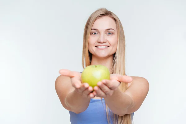 Uśmiechający się fitness kobieta podając jabłka na aparat — Zdjęcie stockowe
