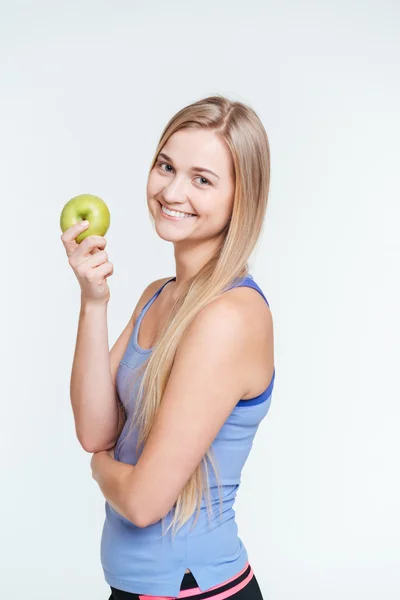 Счастливая спортивная женщина держит яблоко — стоковое фото