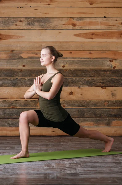 Entrenamiento de mujer en esterilla de yoga —  Fotos de Stock