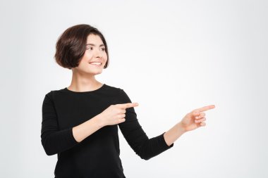 Kadın işaret parmak uzakta gülümseyen