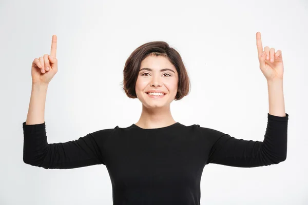 Lycklig kvinna pekar finger på copyspace — Stockfoto