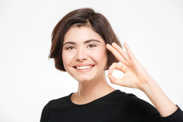 Mujer sonriente mostrando signo de ok —  Fotos de Stock
