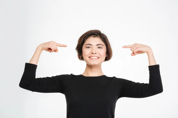 Mujer sonriente señalándose con el dedo — Foto de Stock