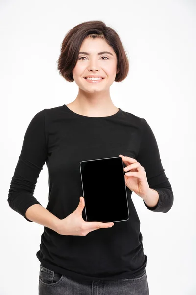 幸福的女人显示空白平板电脑屏幕 — 图库照片