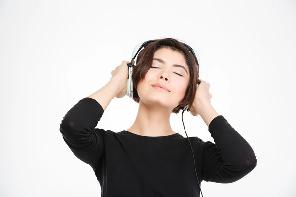 Mulher bonita Ouvindo Música em fones de ouvido — Fotografia de Stock