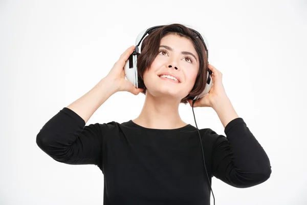 Szczęśliwa kobieta słuchania muzyki w słuchawkach — Zdjęcie stockowe
