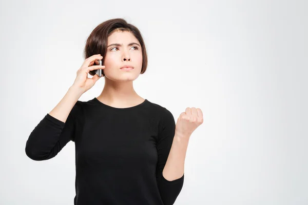 Mulher irritada falando ao telefone — Fotografia de Stock