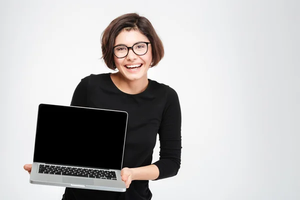 Mulher mostrando tela de computador portátil em branco — Fotografia de Stock