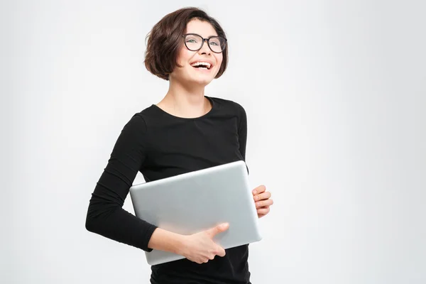 Mulher alegre segurando computador portátil — Fotografia de Stock