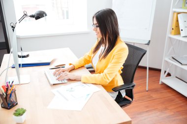 iş kadını ofiste bilgisayar kullanma