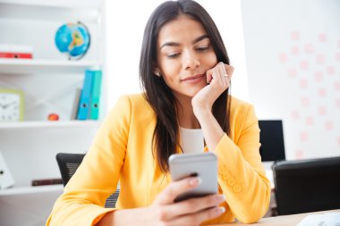 Akıllı telefon kullanma office iş kadını