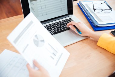 Dizüstü bilgisayar kullanan eller