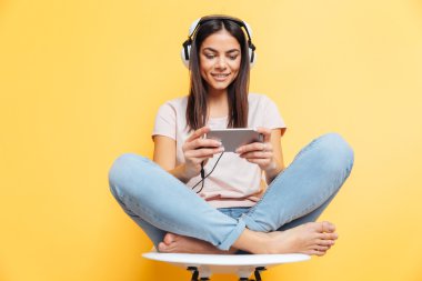 Kulaklıklar müzik dinleme ve smartphone kullanarak mutlu kadın