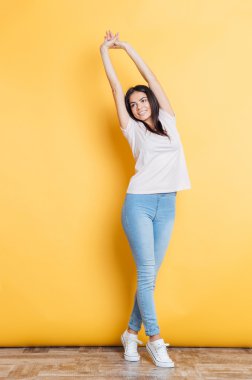 Gülümseyen kadın eller germe 