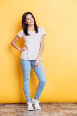 Mutlu bir casual kadın portresi tam uzunlukta