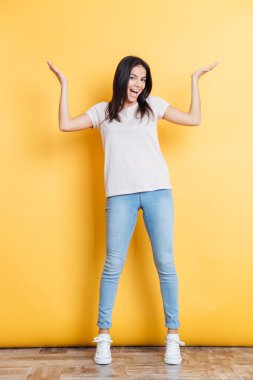 Neşeli kadın omuzlarında shrugging