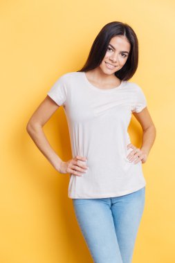 Kameraya bakarak gülümseyen casual kadın