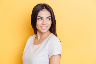 Gülümseyen casual kadın uzağa arıyorsunuz