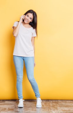 Evet ve kameraya bakarak güzel kadın